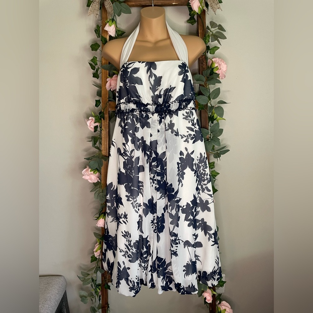David's Bridal White Floral Formal Dress - Built in Bra & Lightweight EUC